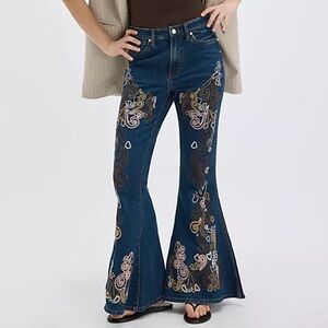 Wrangler x Lainey Wilson Wildflower
Embroidered Jeans for Free people nwt Sz 29L